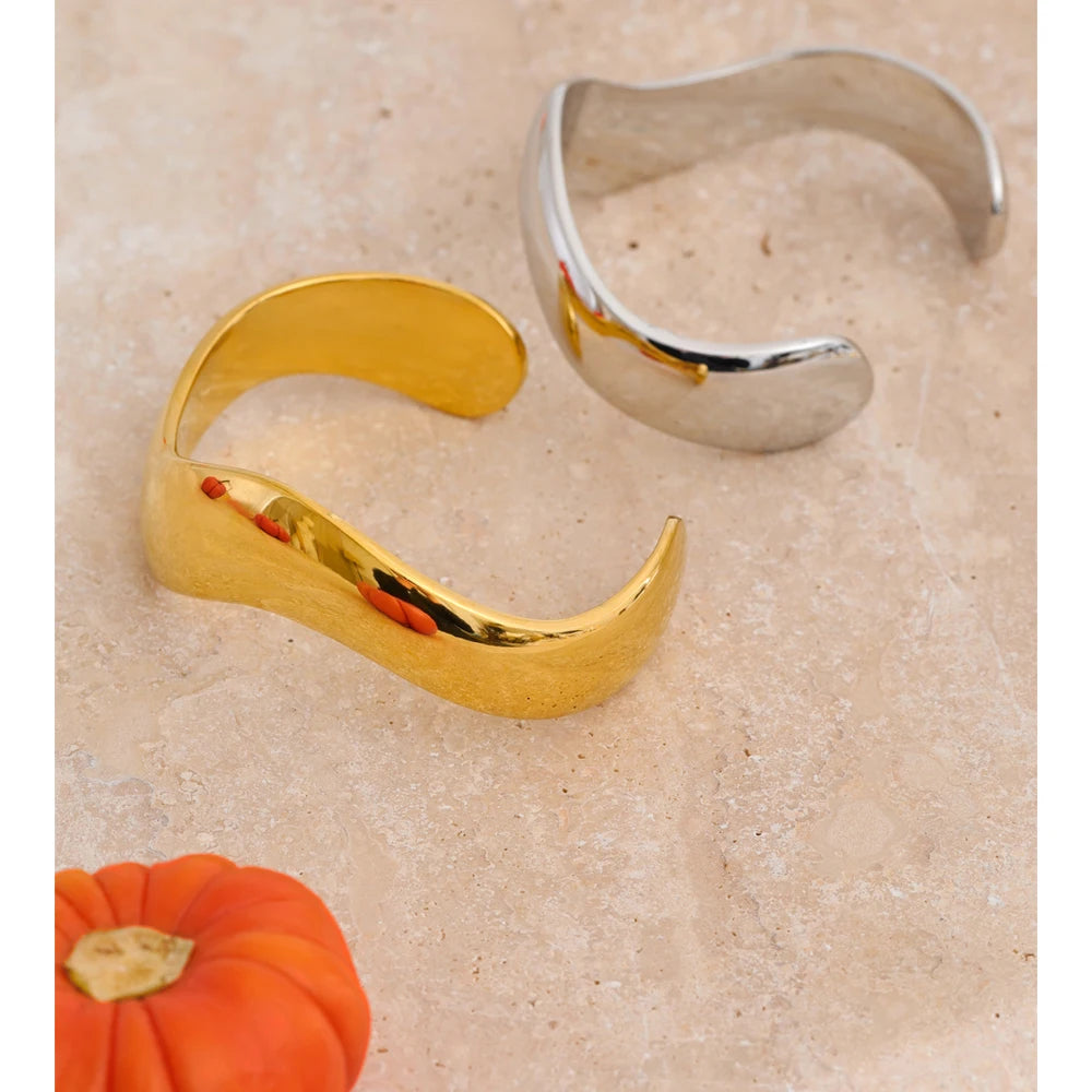 Glatte offene Manschette, Gold und Silber, Nahaufnahme auf Stein – Charmhabit