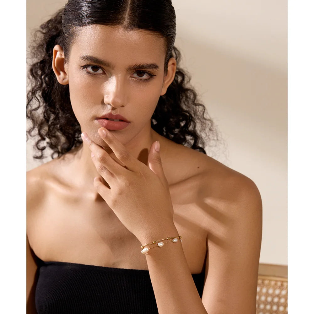 Bracelet double à perles, doré, porté – Charmhabit