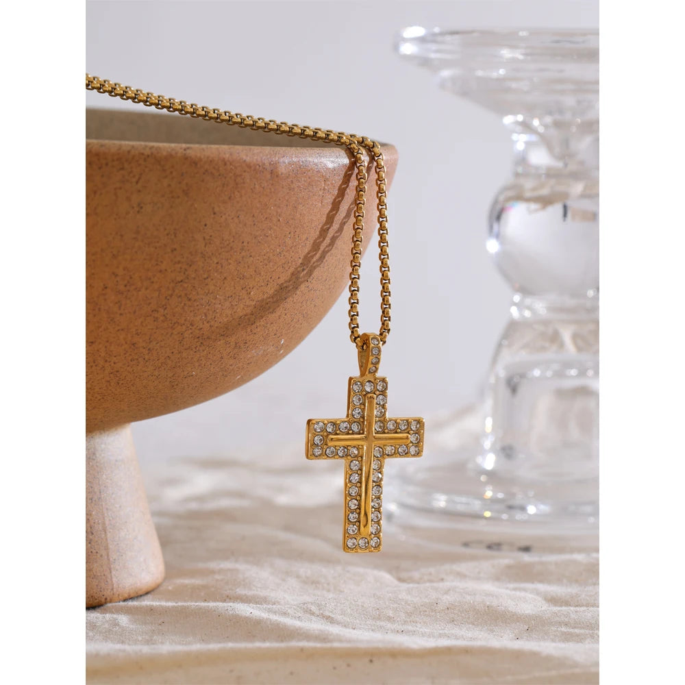 Kette mit großem Zirkonia-Kreuz, Stimmungsbild – Charmhabit
