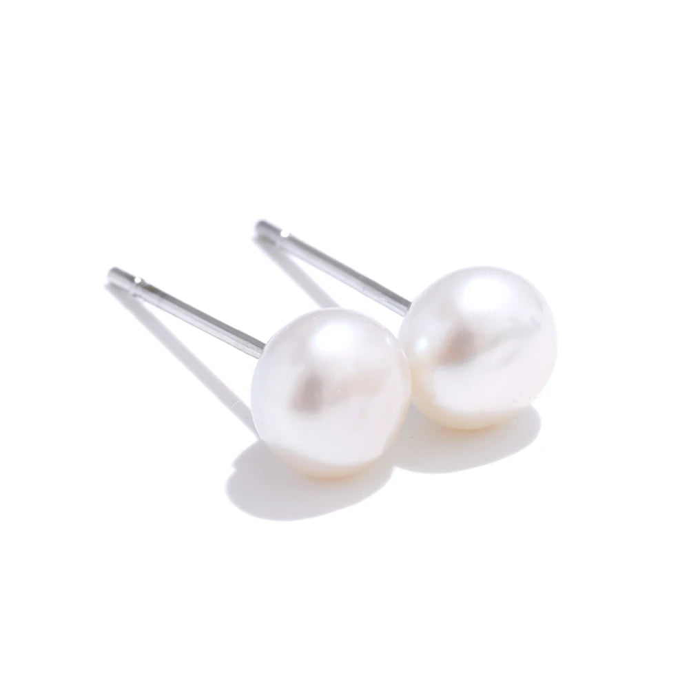 Clous d'oreilles en perles, argentés, 6 mm, sur fond clair – Charmhabit