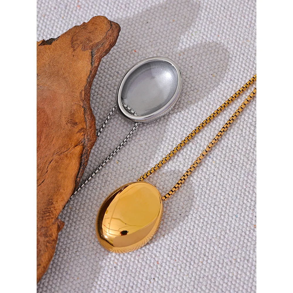 Long collier à pendentif ovale lisse, photo d'ambiance – Charmhabit