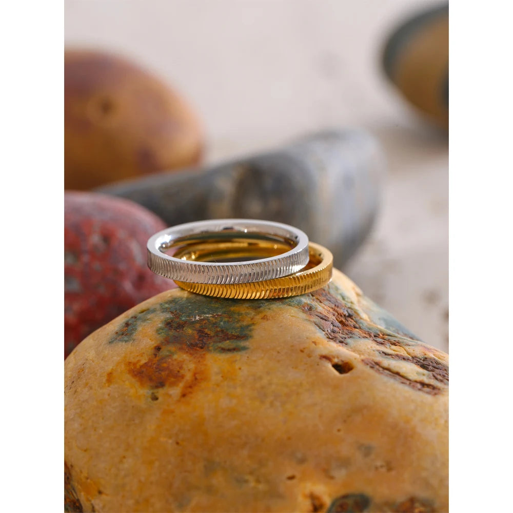 Glatter Ring mit feinen Rillen, Stimmungsbild – Charmhabit