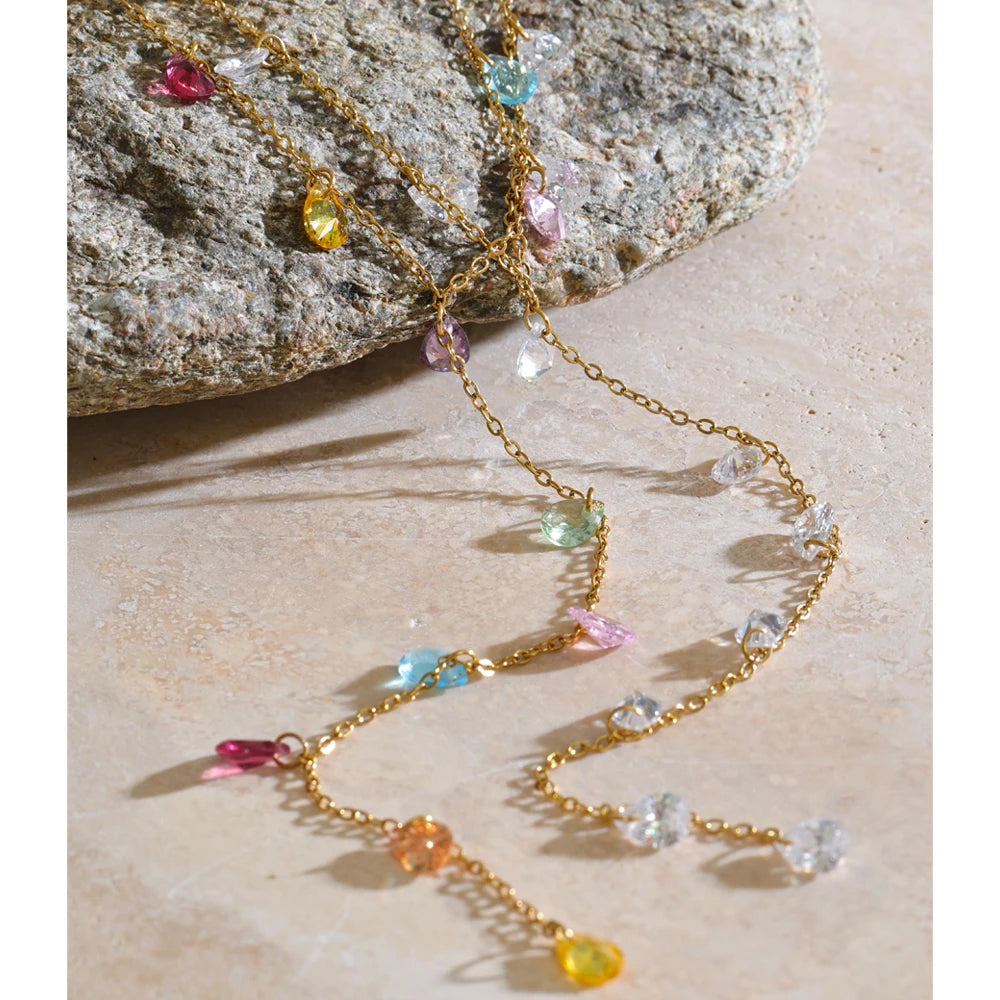 Y-ketting met kleurige zirkonia, goud, close-up op steen – Charmhabit