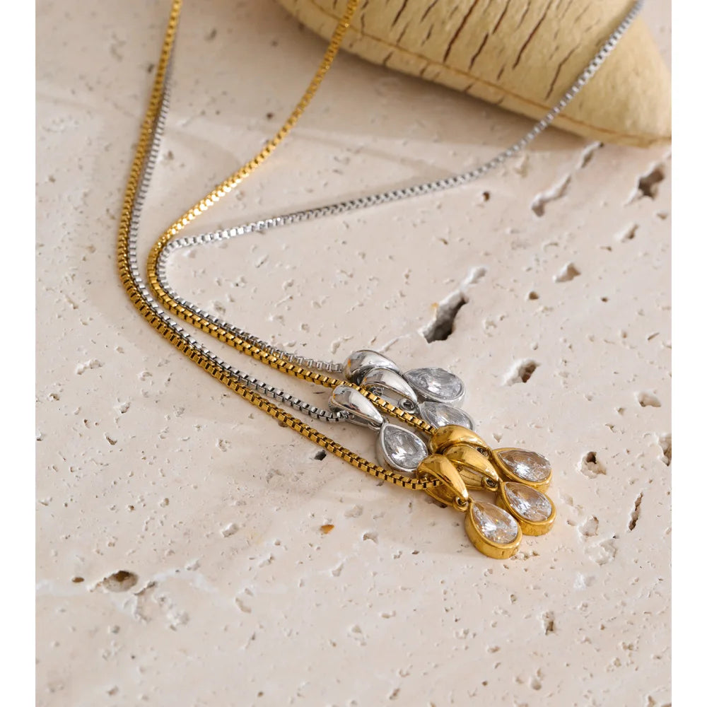 Collier avec breloques en forme de goutte ornées de zircons, photo d'ambiance – Charmhabit