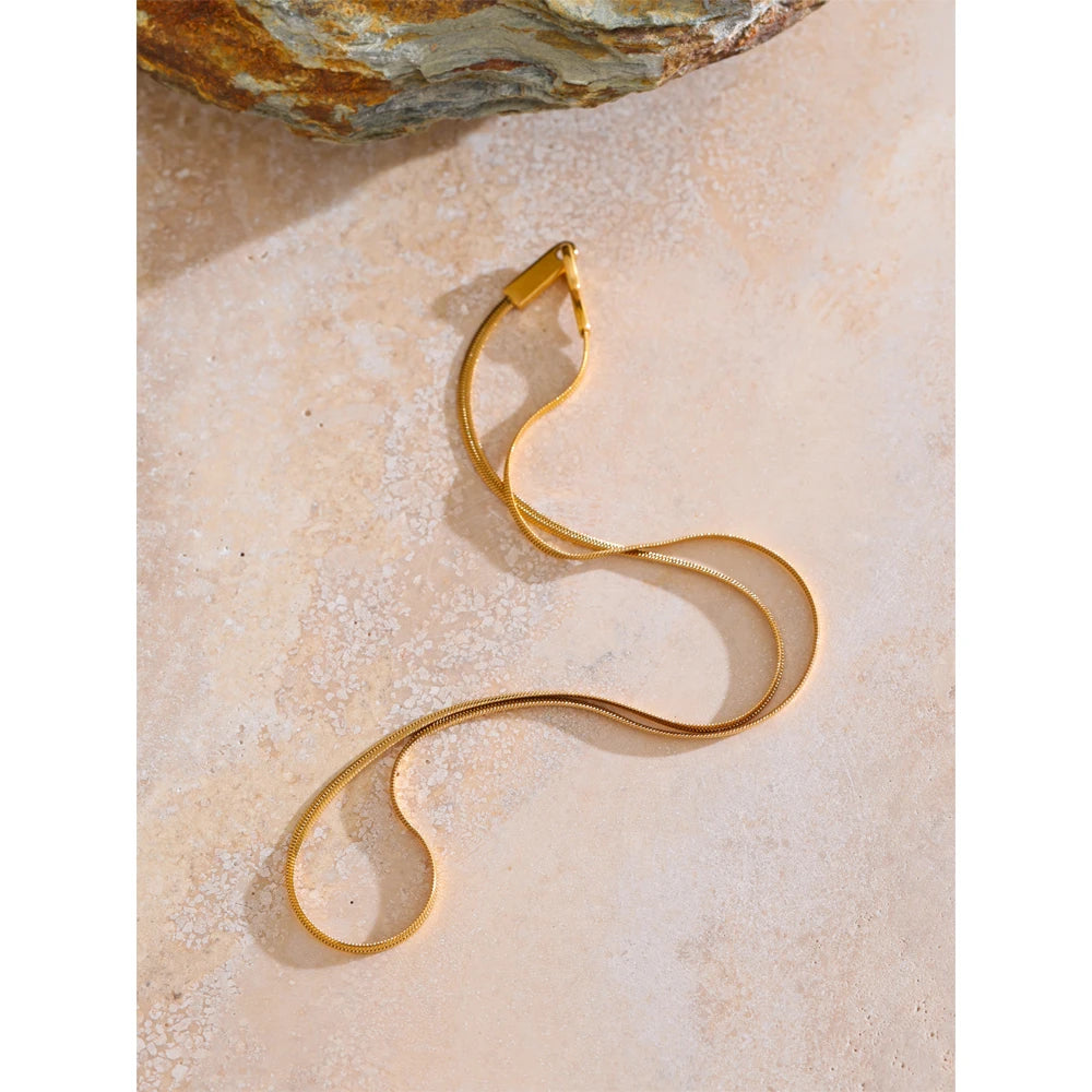 Feine Schlüsselbeinkette, goldfarben, auf Stein – Charmhabit