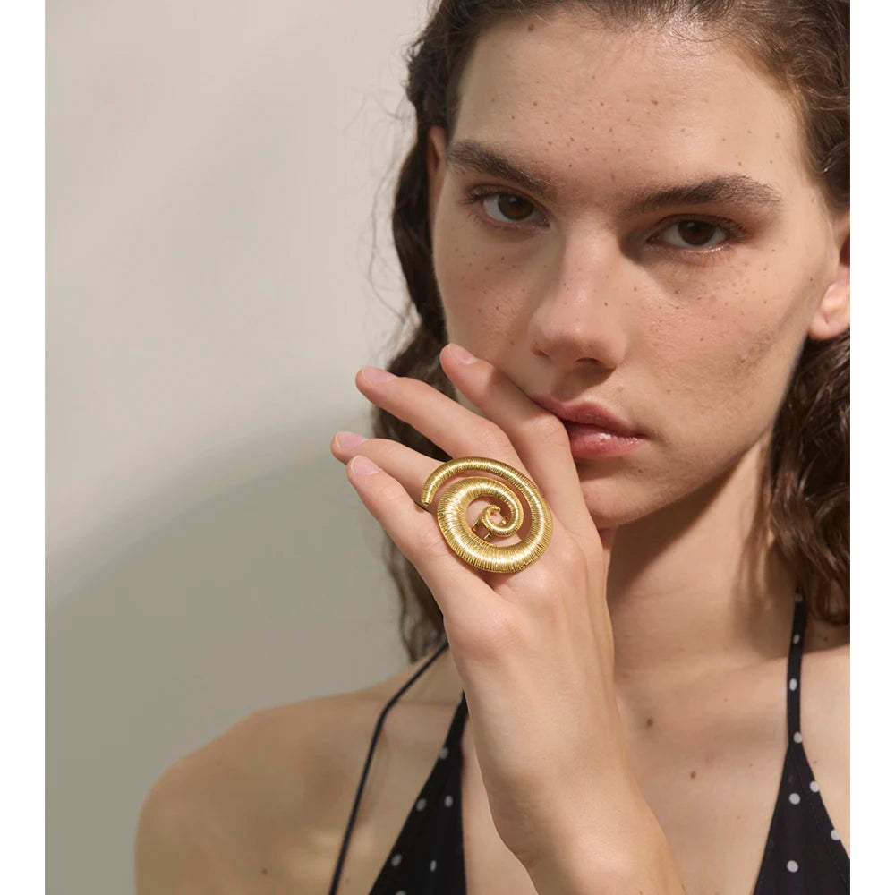 Spiralring mit Relief, getragen – Charmhabit