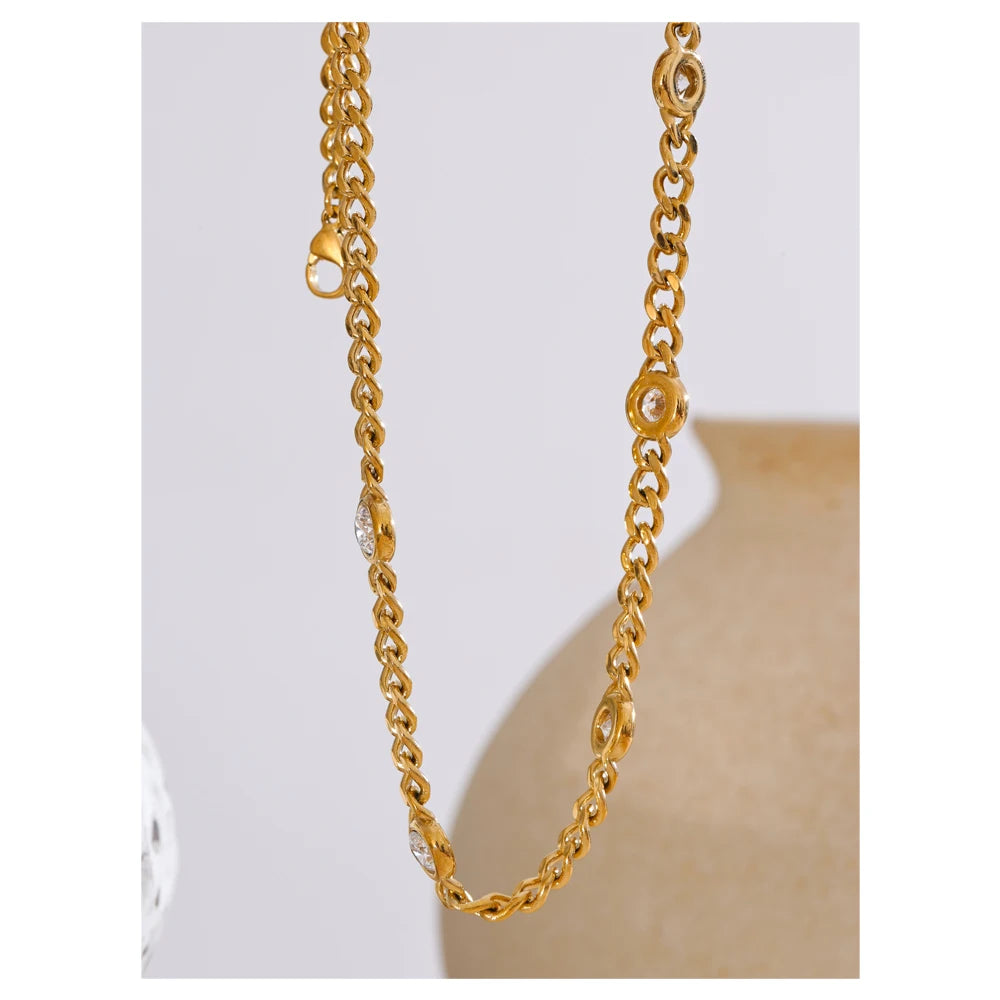 Zirkonia-Gliederkette, goldfarben, auf einer Vase – Charmhabit
