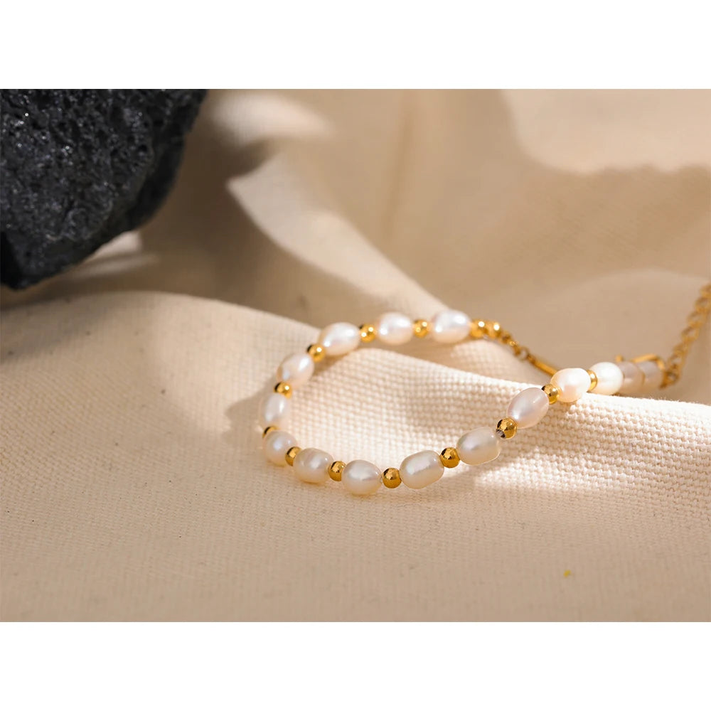 Perlenarmband mit Kugeln, goldfarben, auf Leinen – Charmhabit