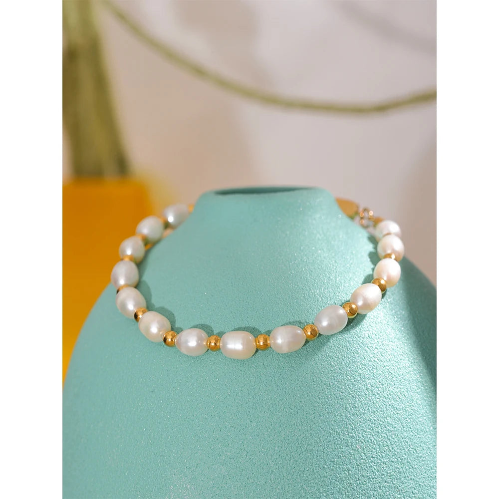 Perlenarmband mit Kugeln, goldfarben, Stimmungsbild – Charmhabit
