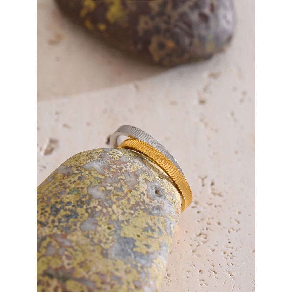Glatter Ring mit feinen Rillen, Stimmungsbild – Charmhabit