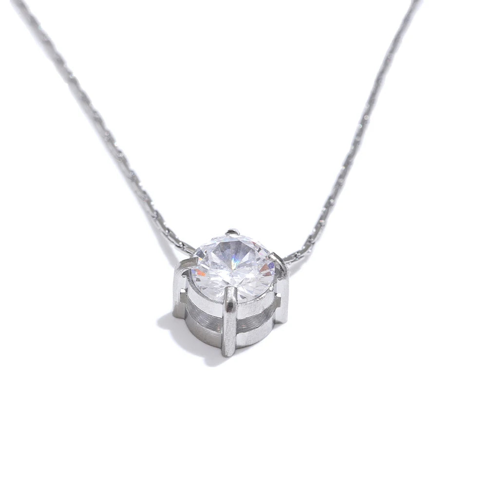 Collier solitaire en zircon, argenté, sur fond clair – Charmhabit