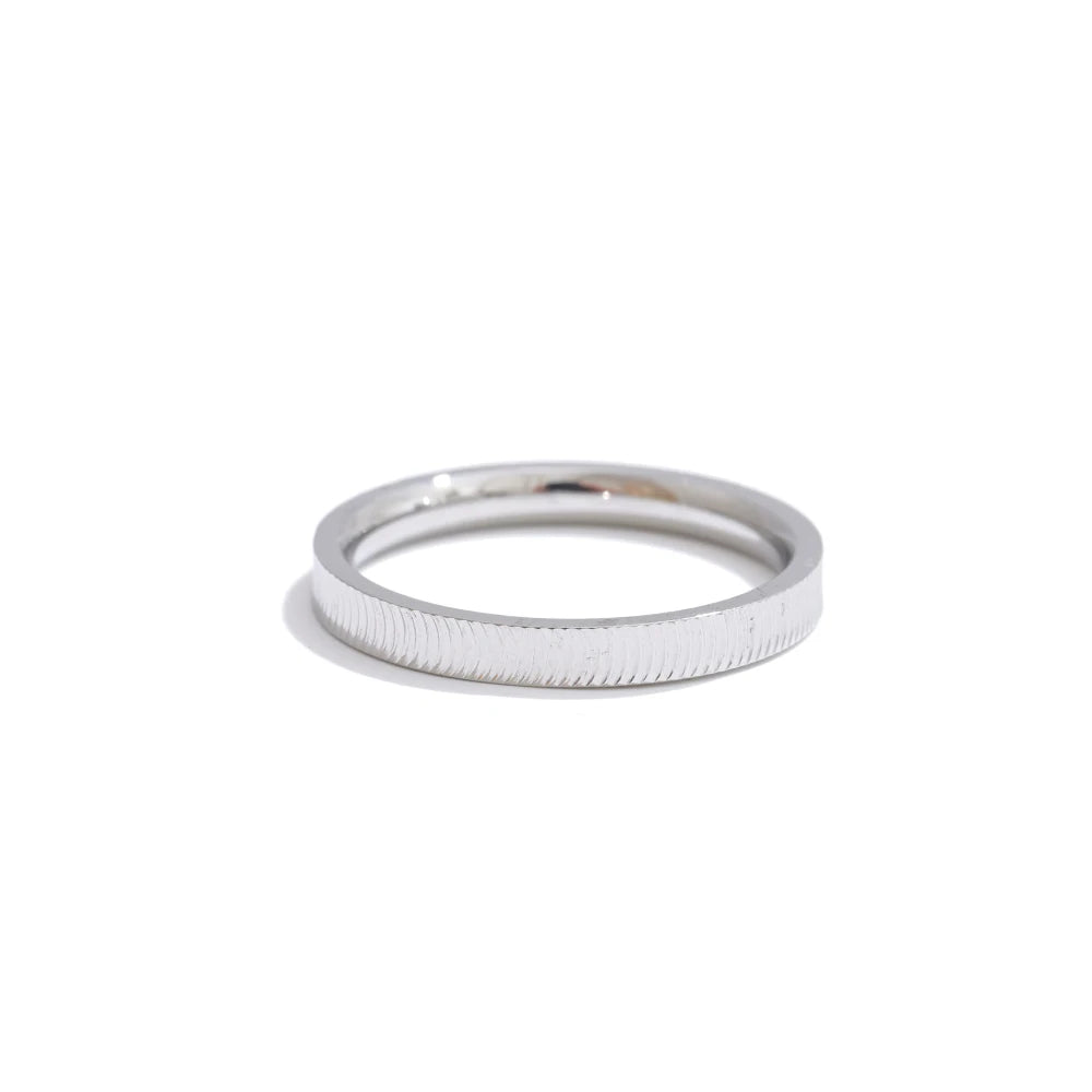 Glatter Ring mit feinen Rillen, Silber – Charmhabit
