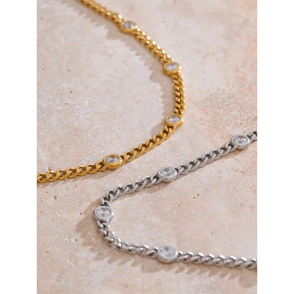Zirkonia-Gliederkette, Nahaufnahme auf Stein – Charmhabit