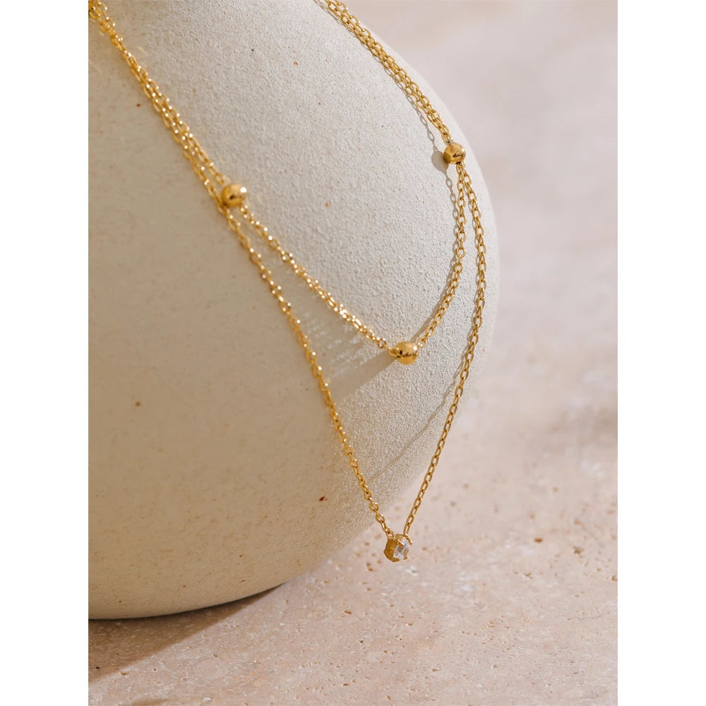 Dubbele ketting met zirkonia, goud, op een keramische vorm – Charmhabit