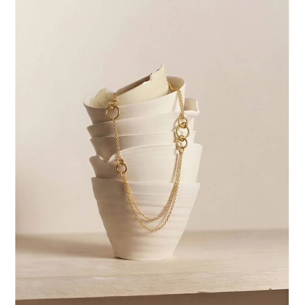 Long collier sur la poitrine, doré, sur une forme en céramique – Charmhabit