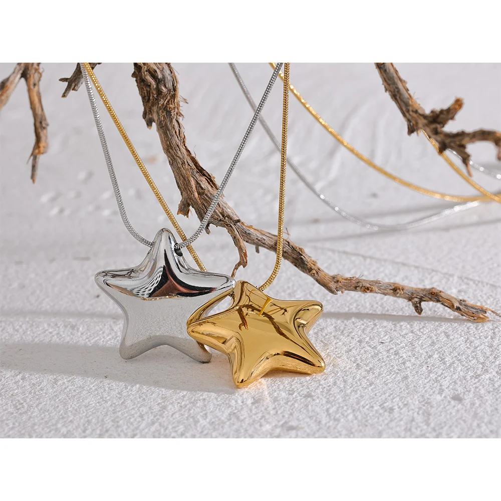 Sternkette in Gold- und Silberfarben auf Stein – Charmhabit