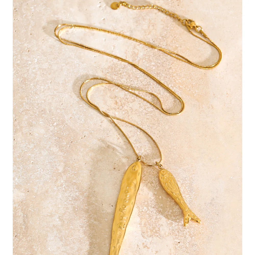 Lange ketting met vishanger sfeerfoto – Charmhabit