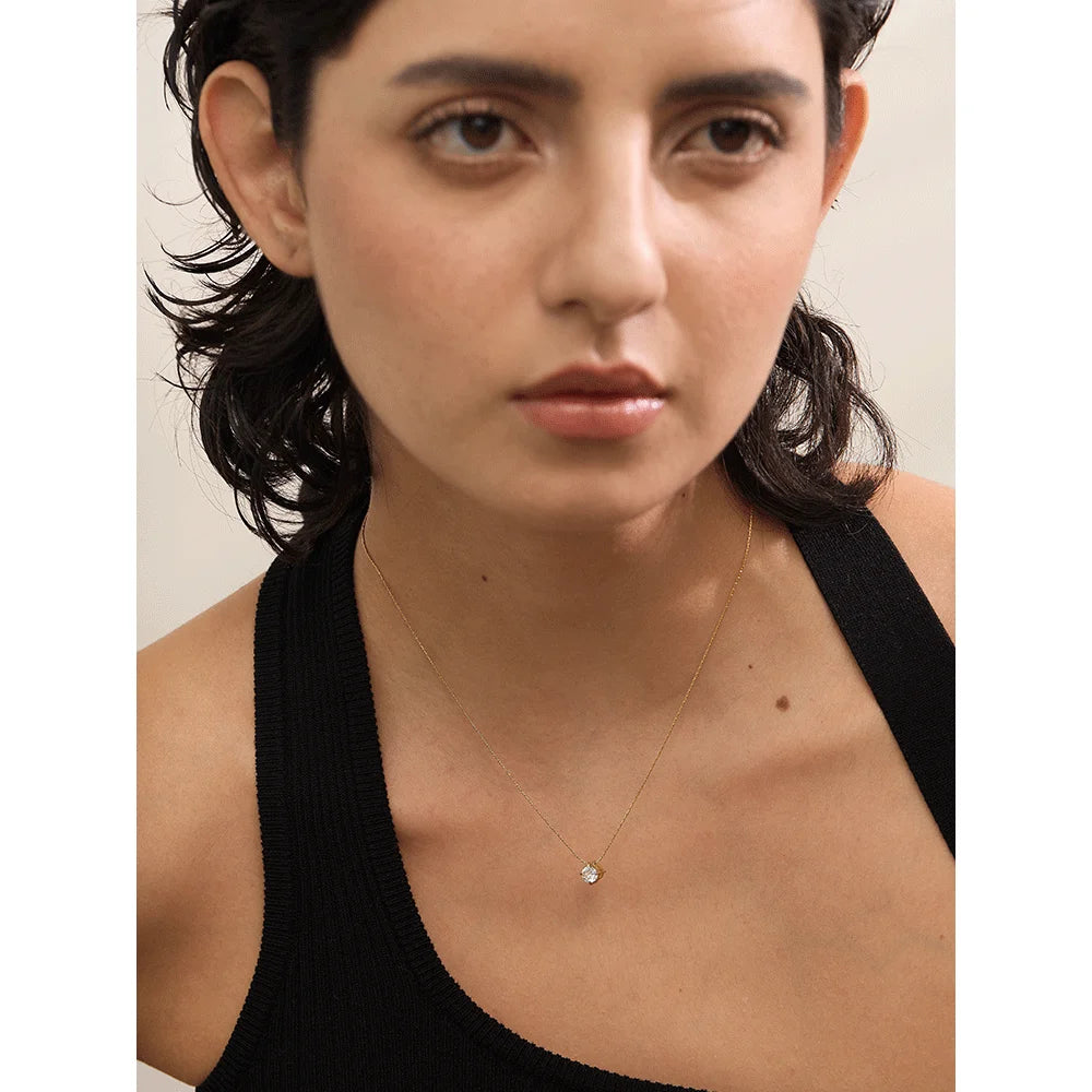 Collier solitaire en zircon, doré, porté en gros plan – Charmhabit