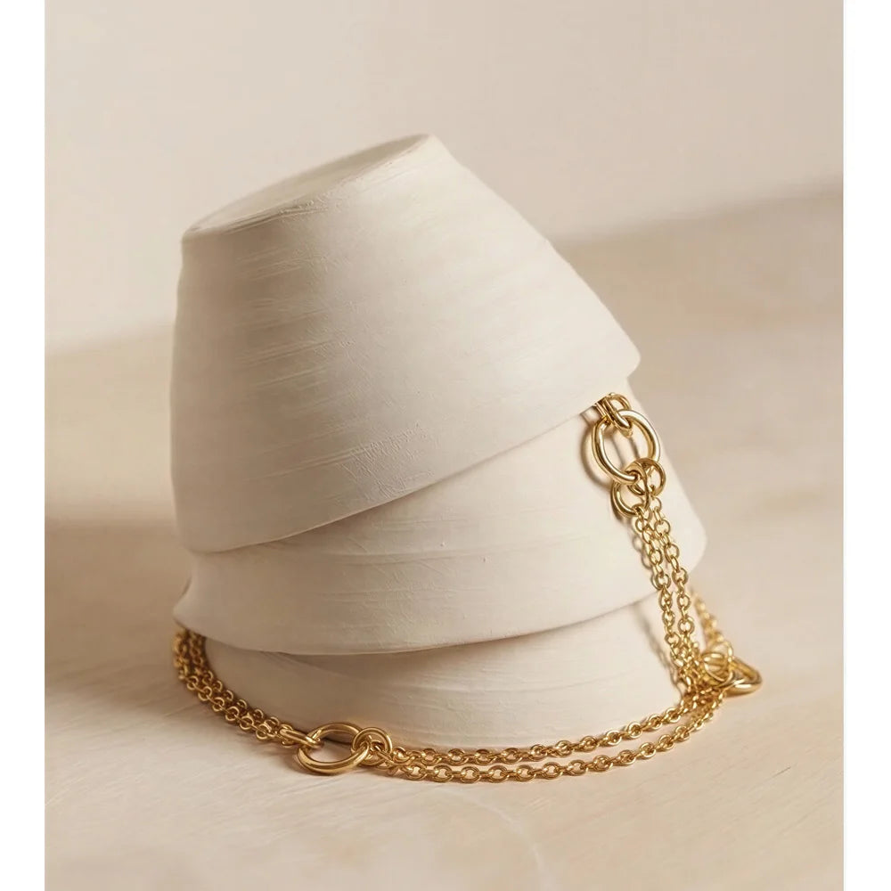Long collier sur la poitrine, doré, sur une forme en céramique – Charmhabit