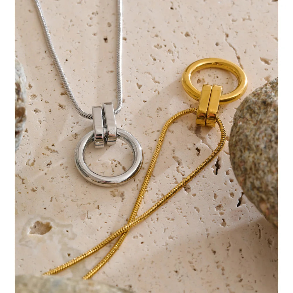 Schlangenkette mit rundem Ringanhänger, Stimmungsbild – Charmhabit