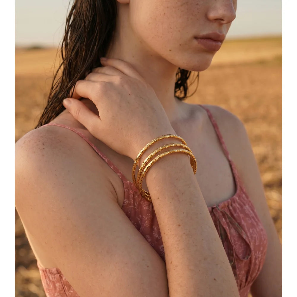 Set aus drei gedrehten Armbändern, getragen – Charmhabit