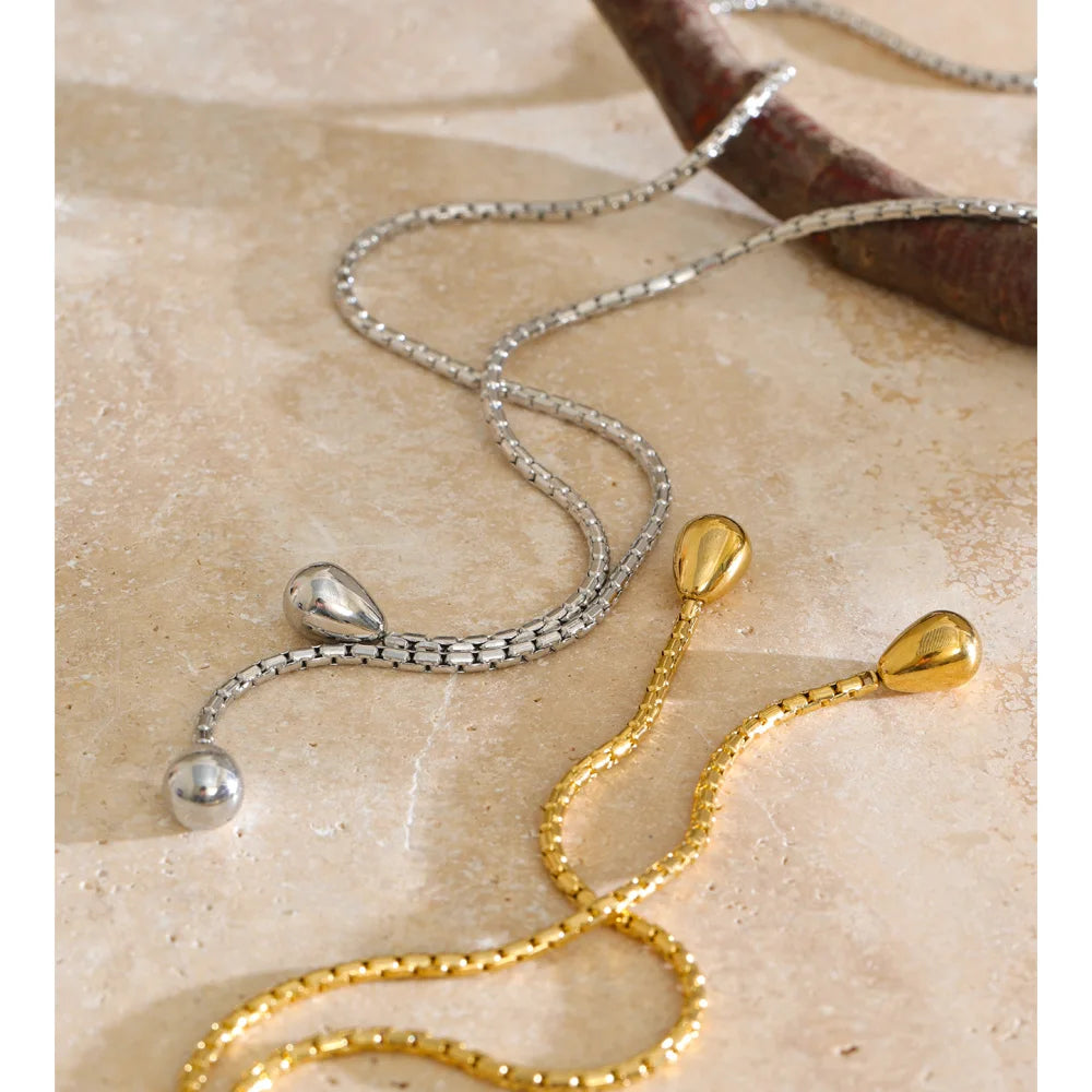 Styled shot of a 130 cm long necklace – Charmhabit