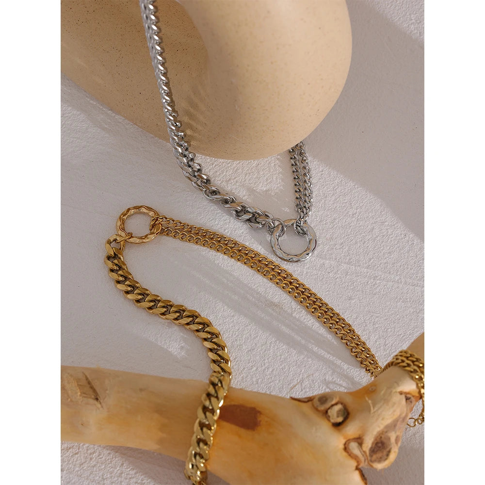 Collier à maillons avec fermoir rond, photo d’ambiance – Charmhabit