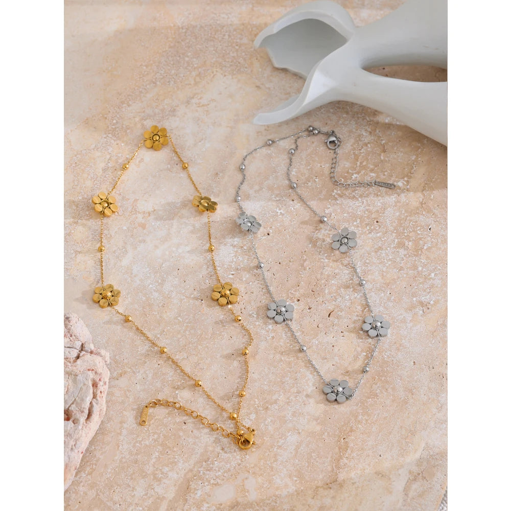 Collier avec petites fleurs, doré et argenté, sur pierre – Charmhabit