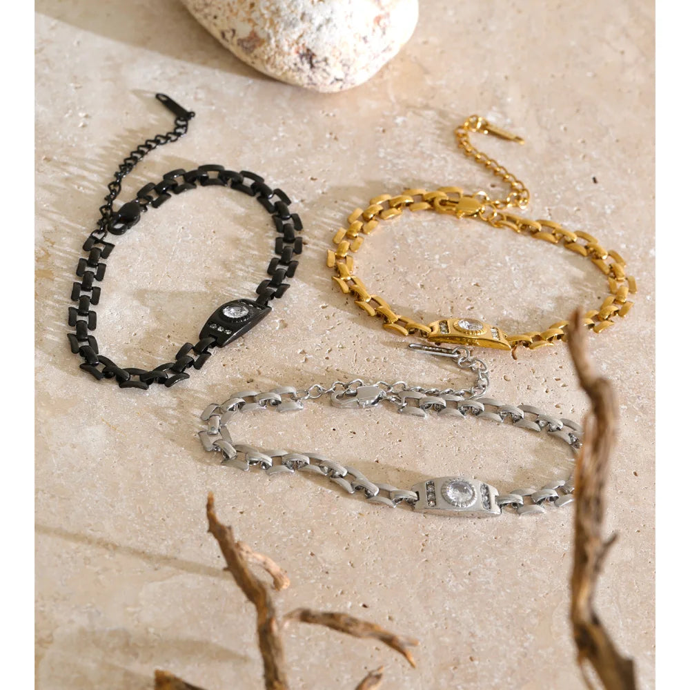Bracelet à maillons avec zircon, trois coloris, photo d’ambiance – Charmhabit