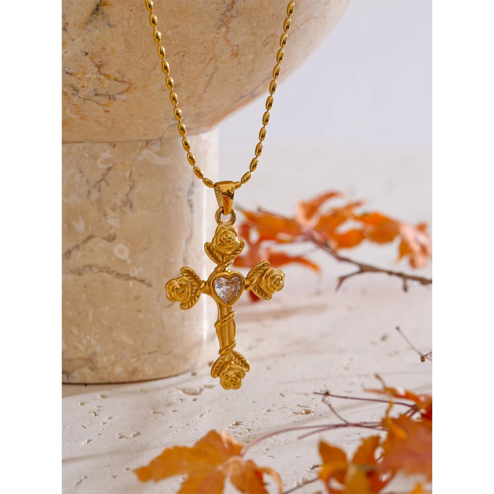 Collier avec croix ornée de roses et de zircon, photo d'ambiance – Charmhabit