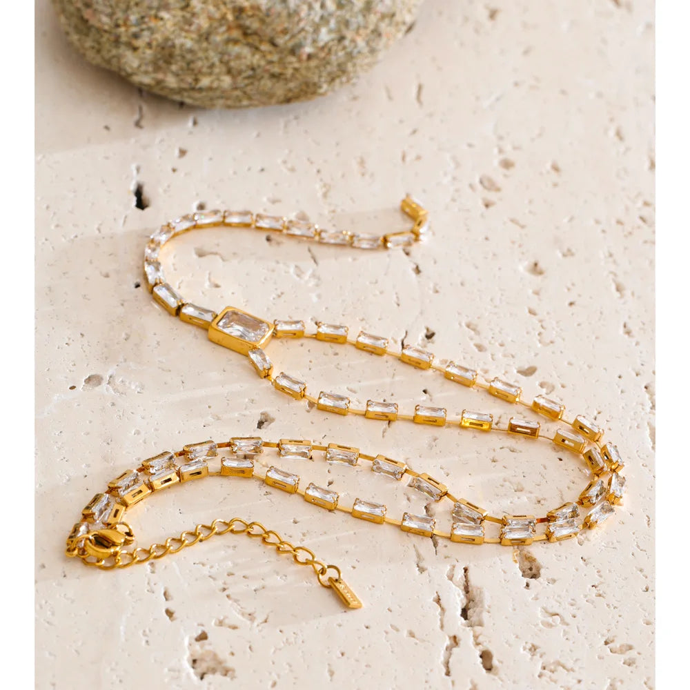 Collier en Y avec goutte de zircon, photo d'ambiance – Charmhabit