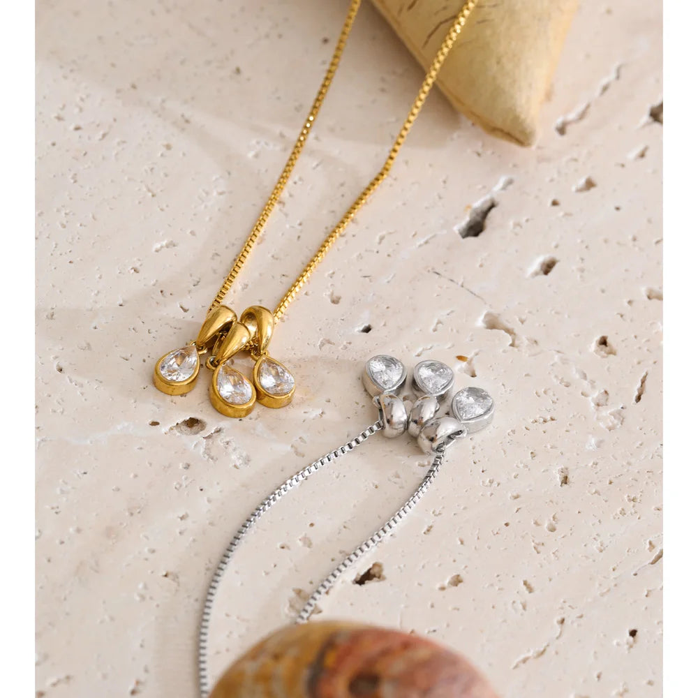 Collier avec breloques en forme de goutte ornées de zircons, photo d'ambiance – Charmhabit