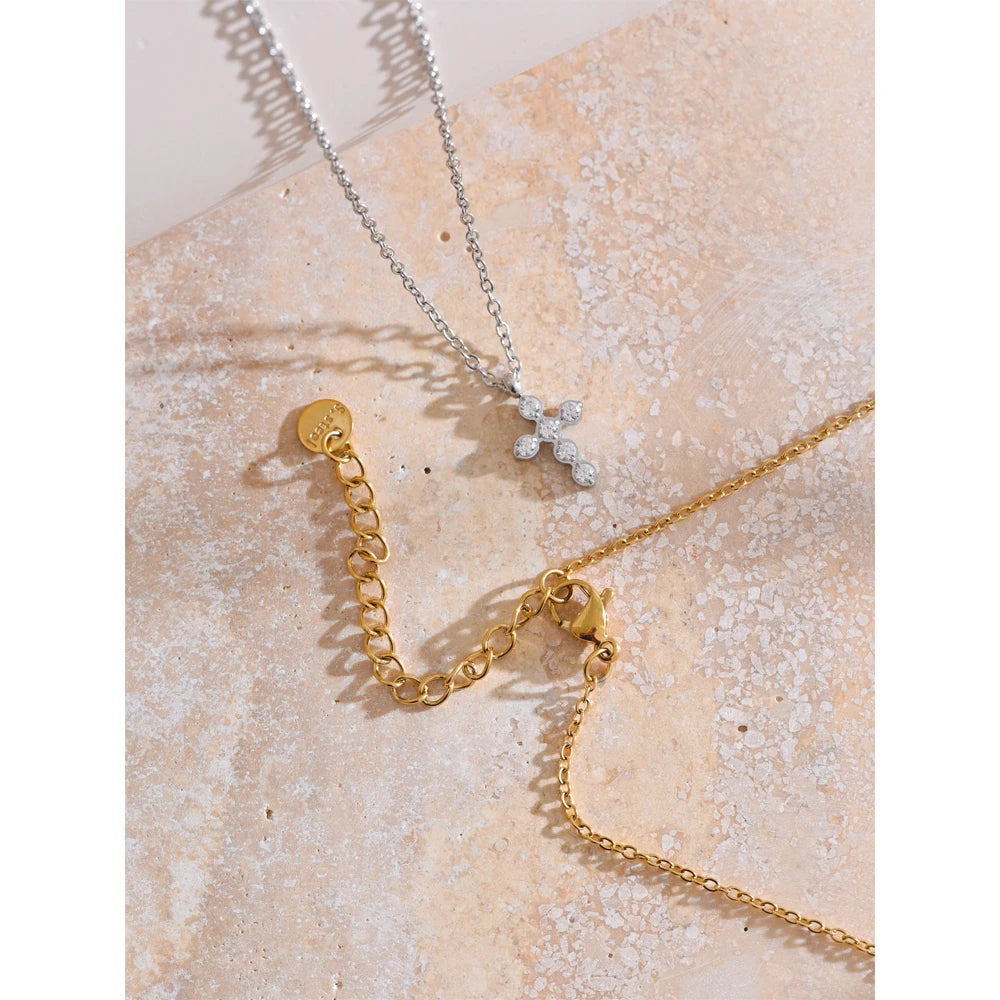 Necklace with cross and zirconia, silver and gold tone, close-up on stone – Charmhabit