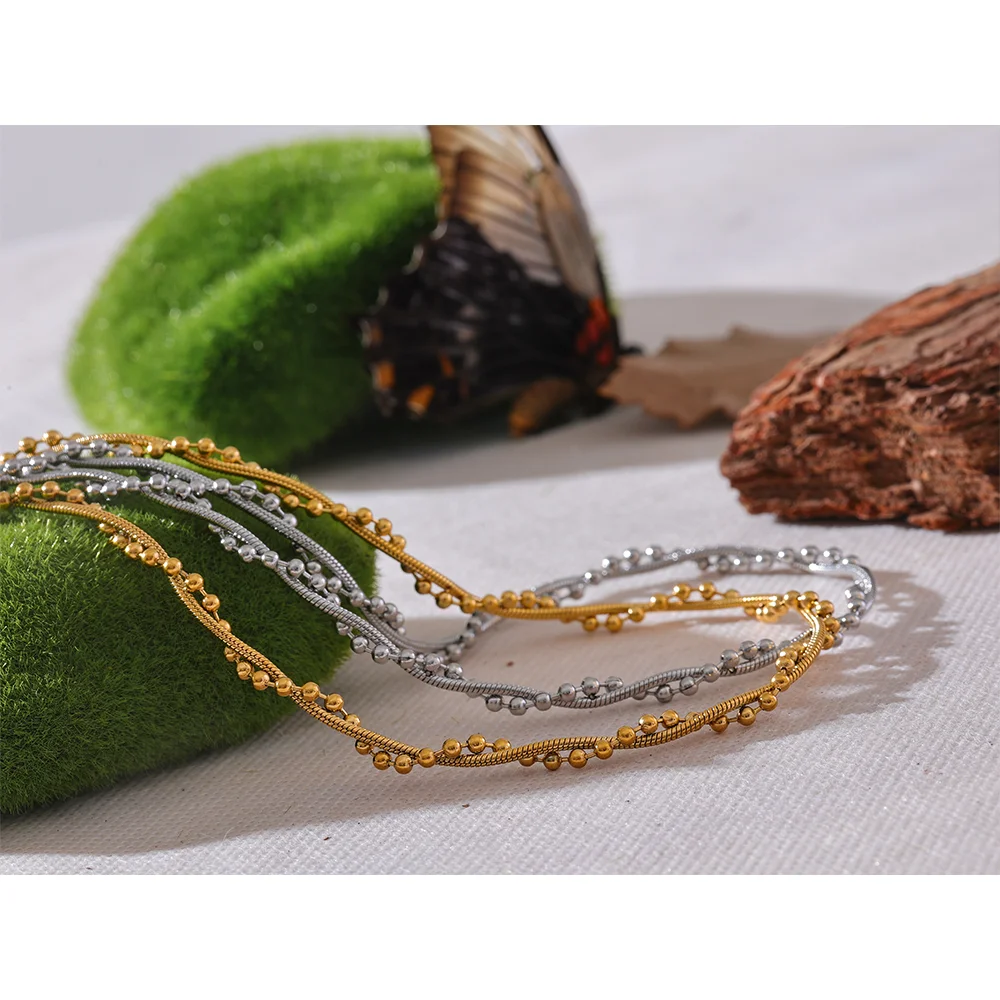 Gedraaide ketting met bolletjes, goud en zilver, op mos – Charmhabit