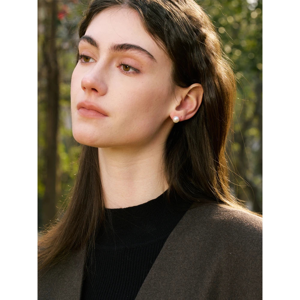 Clous d'oreilles en perles, portés de profil – Charmhabit