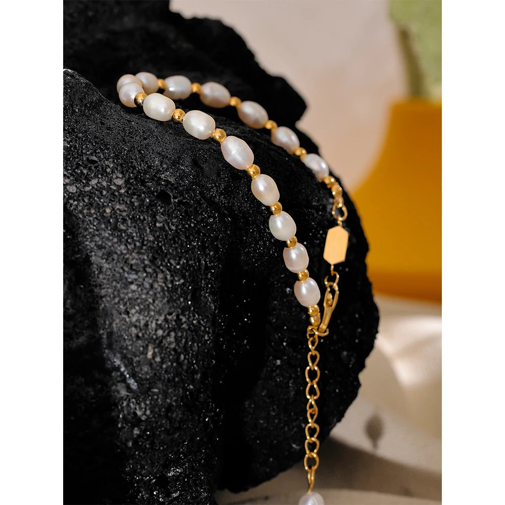 Perlenarmband mit Kugeln, goldfarben, Nahaufnahme auf Stein – Charmhabit