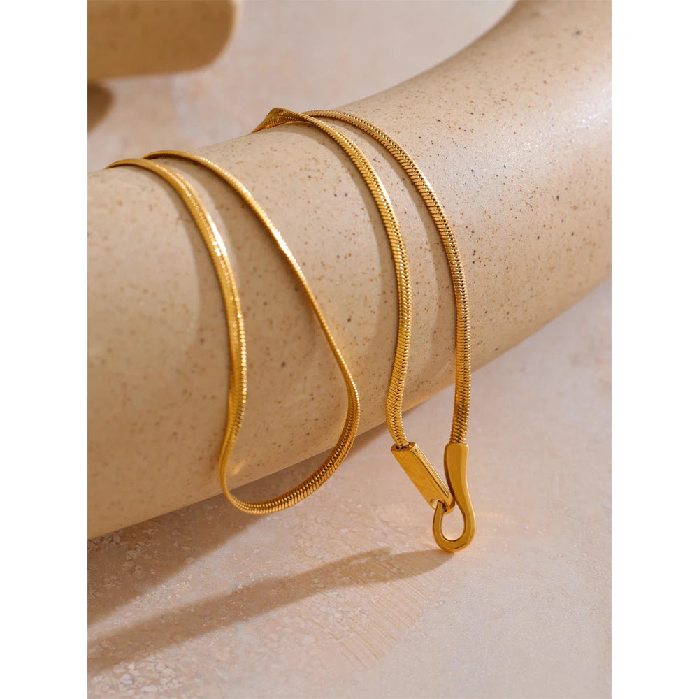 Feine Schlüsselbeinkette, goldfarben, auf einer Keramikform – Charmhabit