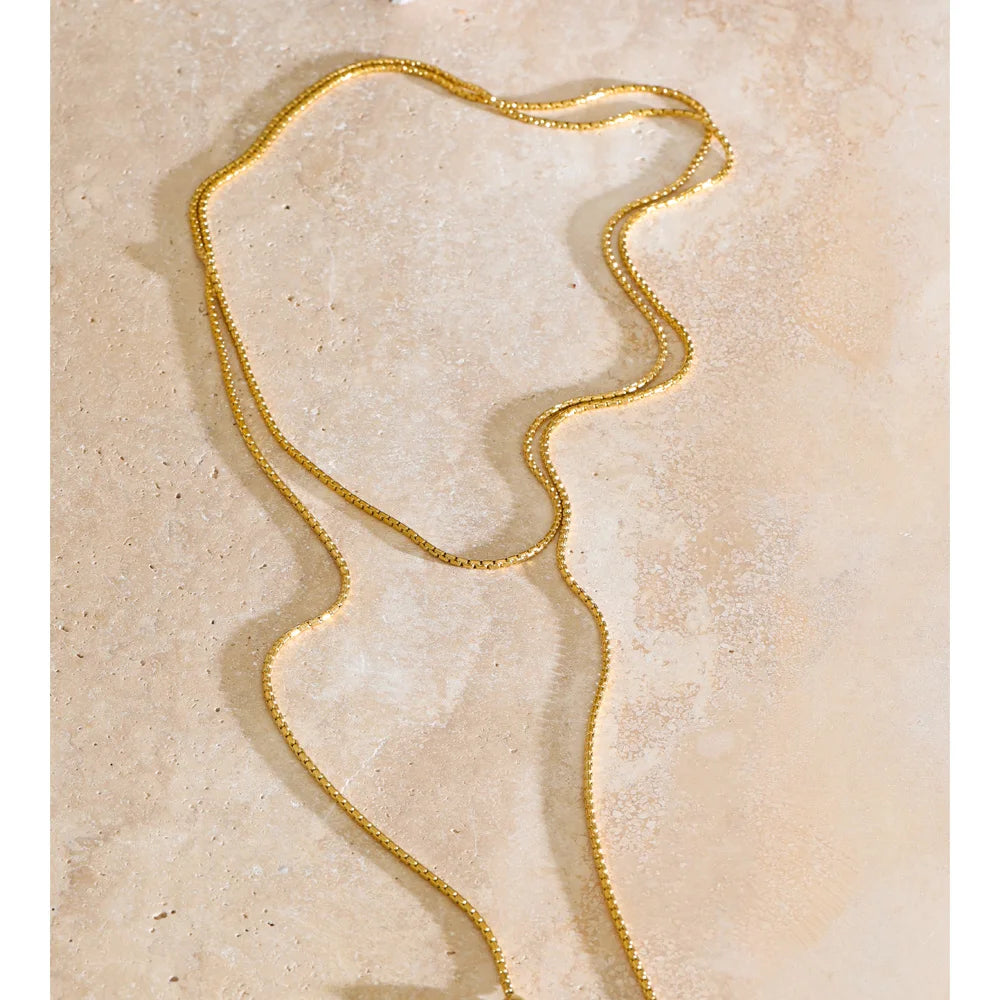 Styled shot of a 130 cm long necklace – Charmhabit