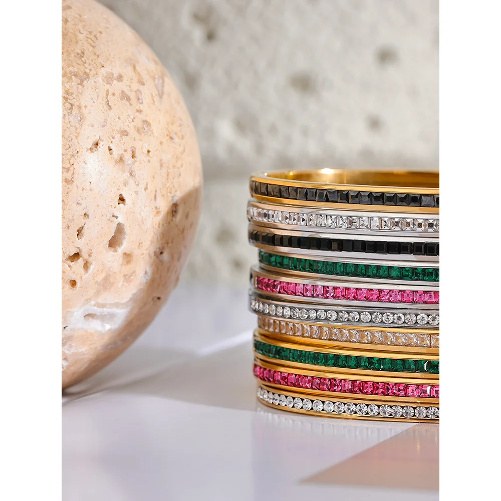 Armreif mit farbigen Zirkonia, Stimmungsbild – Charmhabit