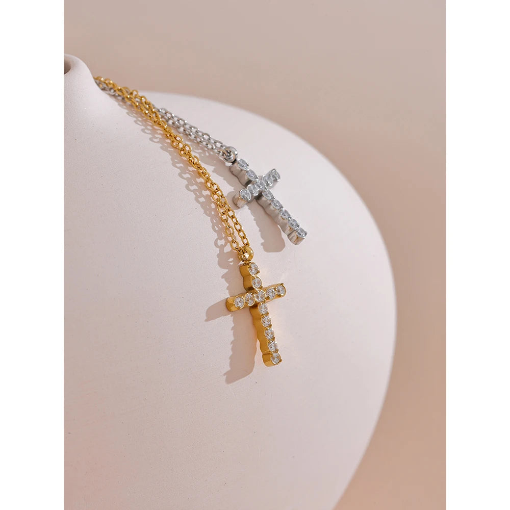 Collier avec croix en zircon, photo d'ambiance – Charmhabit