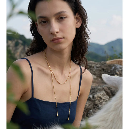 Collier long de 130 cm porté – Charmhabit