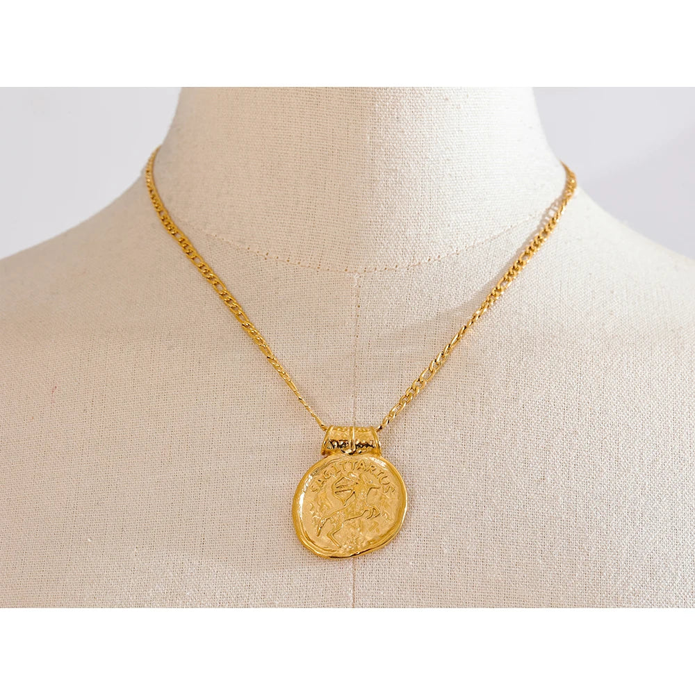 Goudkleurige sterrenbeeldketting op een sieradenbuste