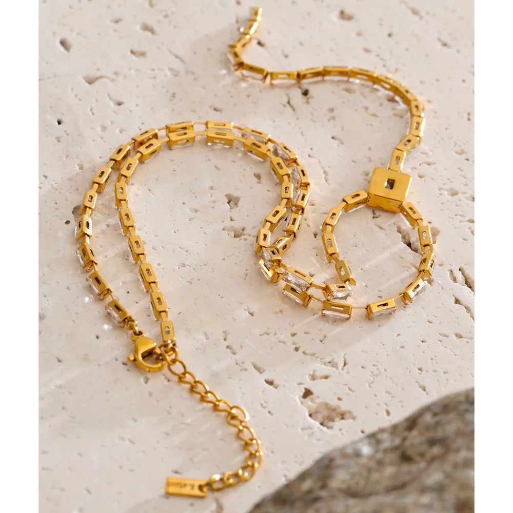 Collier en Y avec goutte de zircon, photo d'ambiance – Charmhabit