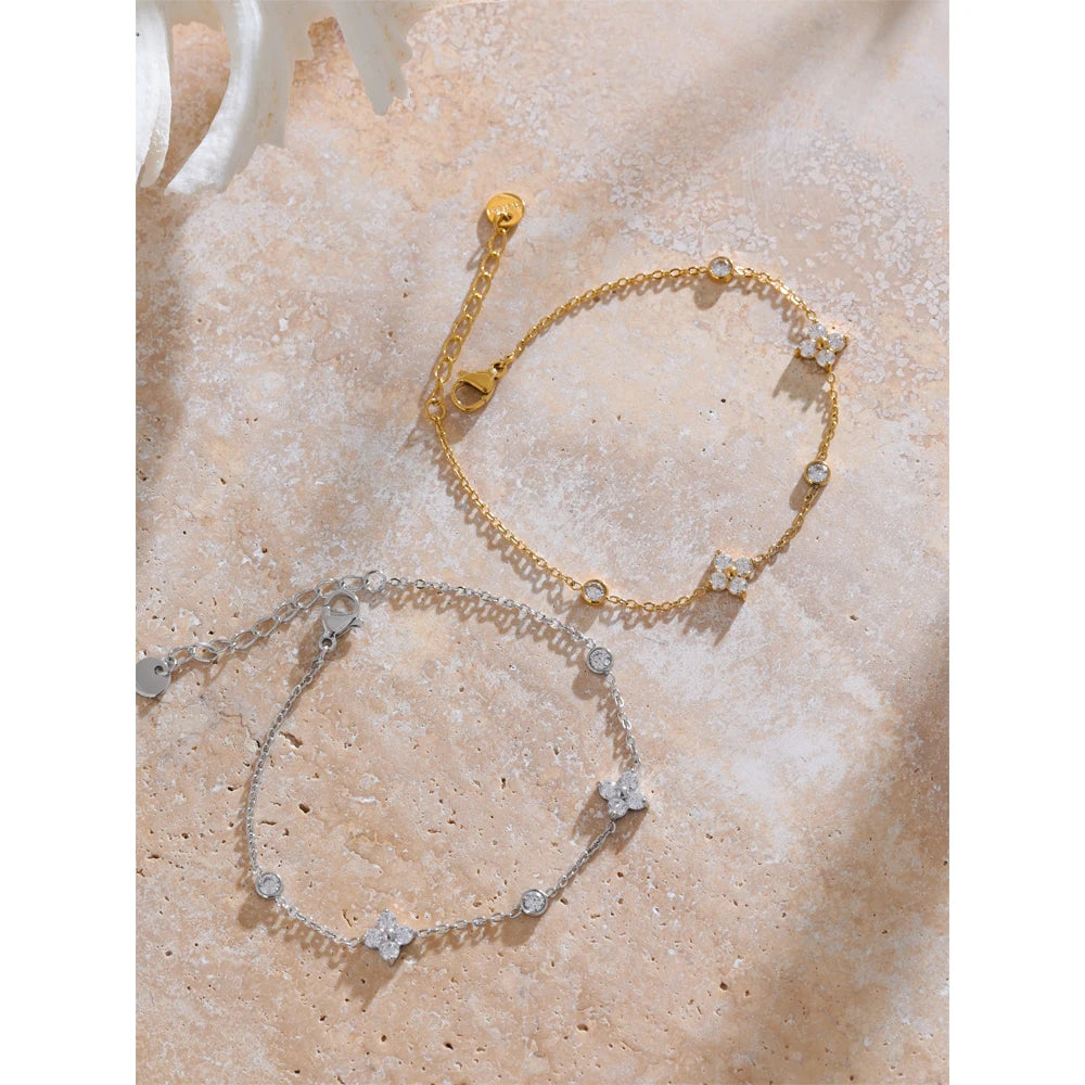Feines Armband mit Zirkonia-Blüten, goldfarben und silberfarben, auf Stein – Charmhabit