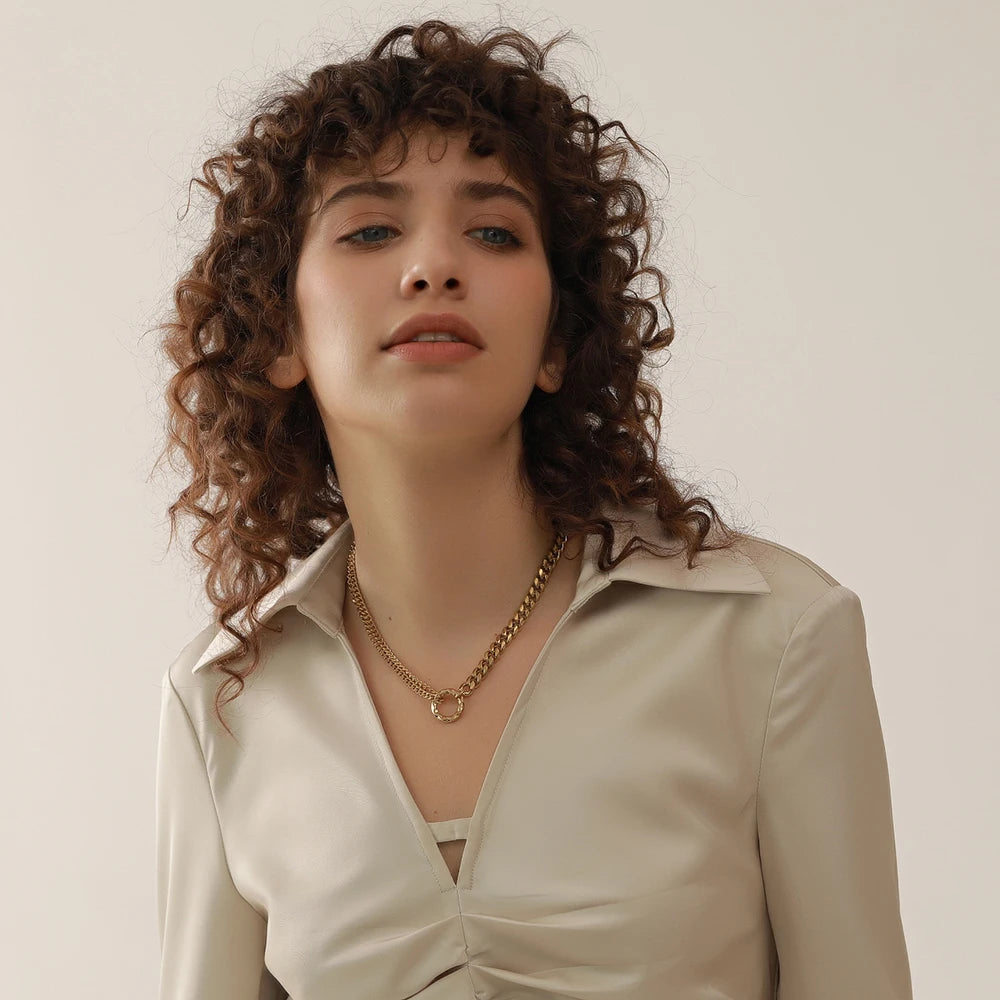 Collier à maillons avec fermoir rond porté – Charmhabit