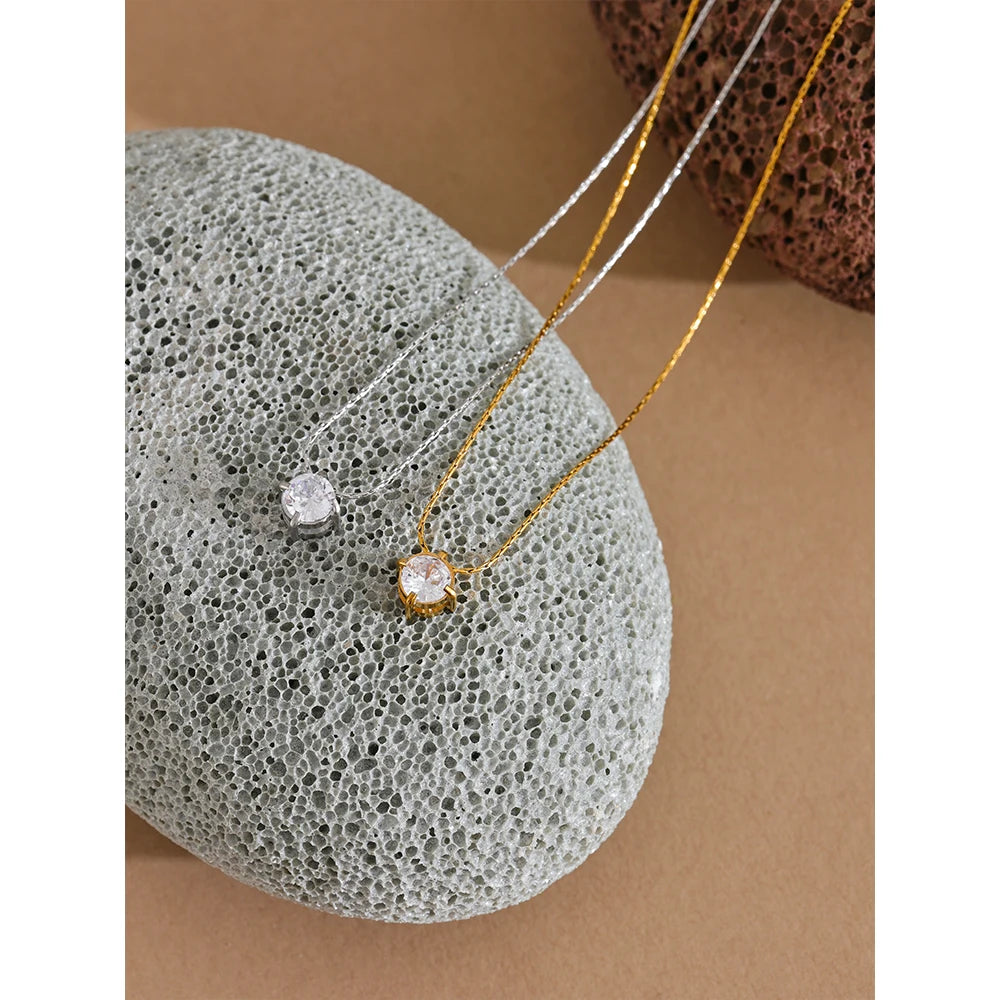 Collier solitaire en zircon, doré et argenté, gros plan sur une pierre – Charmhabit