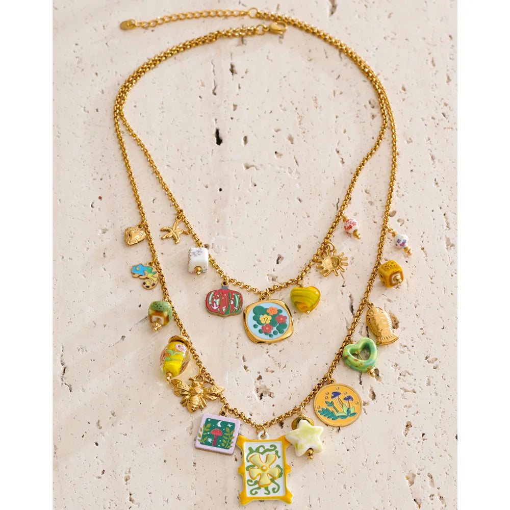 Collier superposé avec breloques colorées, doré, sur pierre – Charmhabit