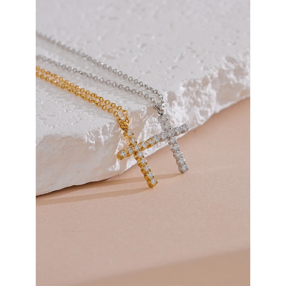 Collier avec croix en zircon, photo d'ambiance – Charmhabit