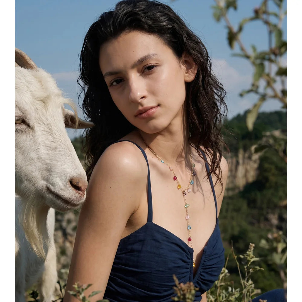 Y-ketting met kleurige zirkonia, gedragen – Charmhabit