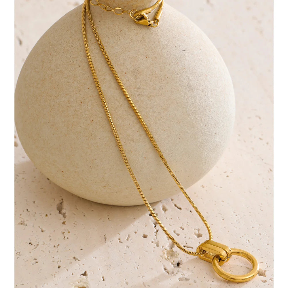 Schlangenkette mit rundem Ringanhänger, Stimmungsbild – Charmhabit